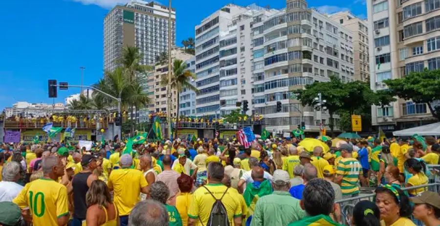 Em ato no Rio de Janeiro, Bolsonaro afirma que não fugirá do país